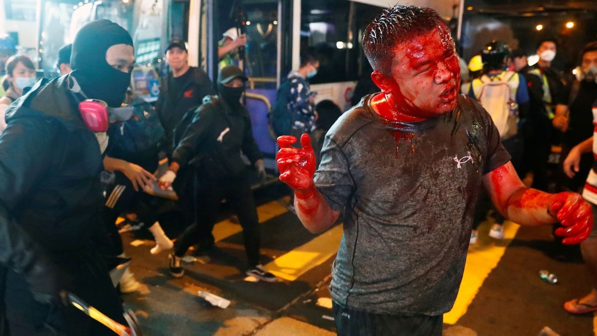 Policista v Hongkongu srážel demonstranty jako kuželky